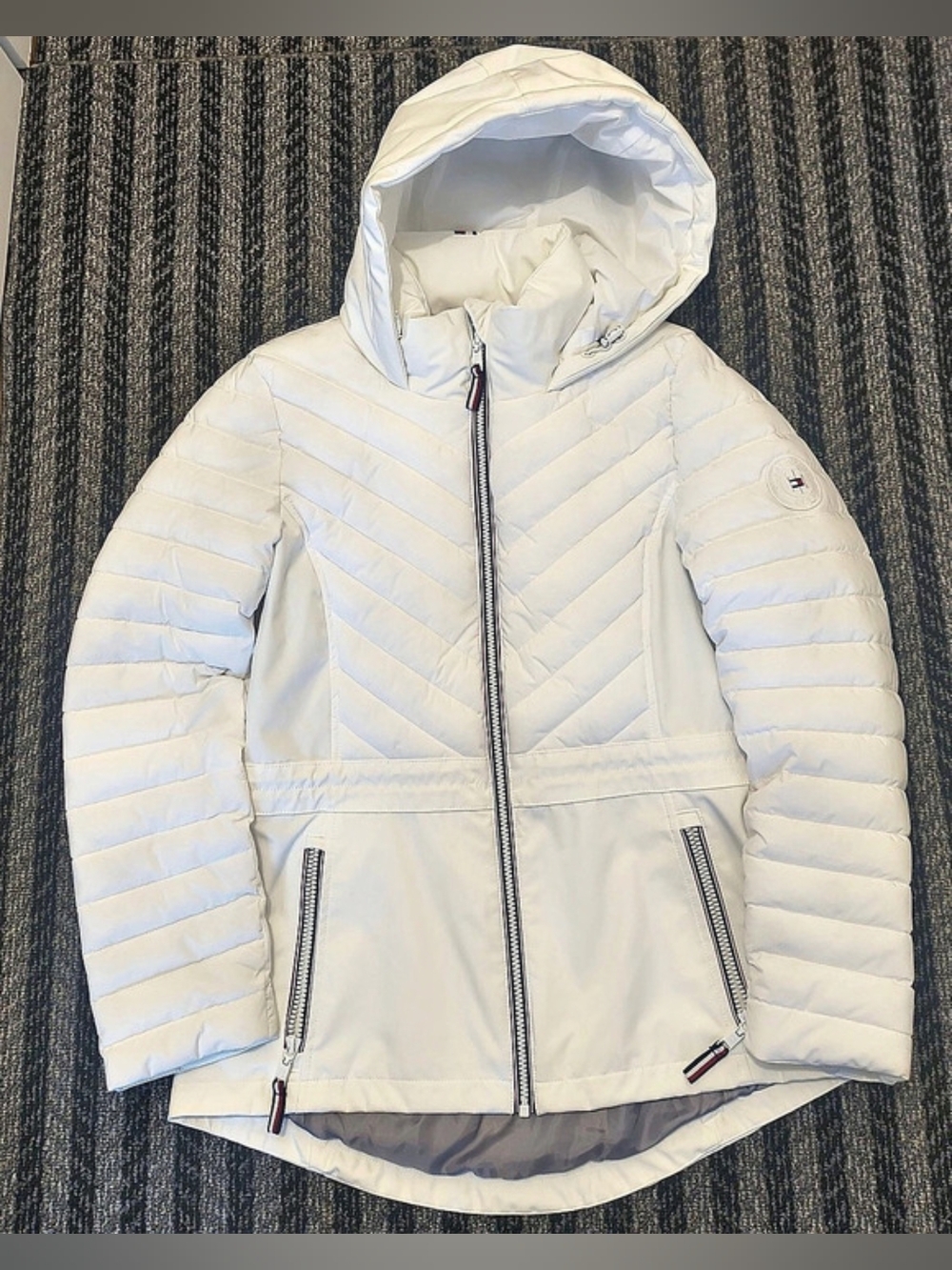 Tommy Hilfiger Chevron-Quilted Puffer Jacket with Hood White Medium